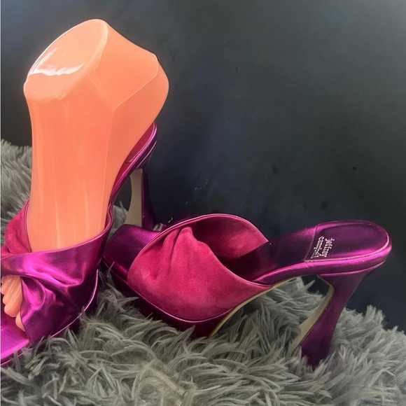 New! Jeffrey Campbell Free People
From Collection of Luna Metallic
Size 6 1/2 - Picture 10 of 10